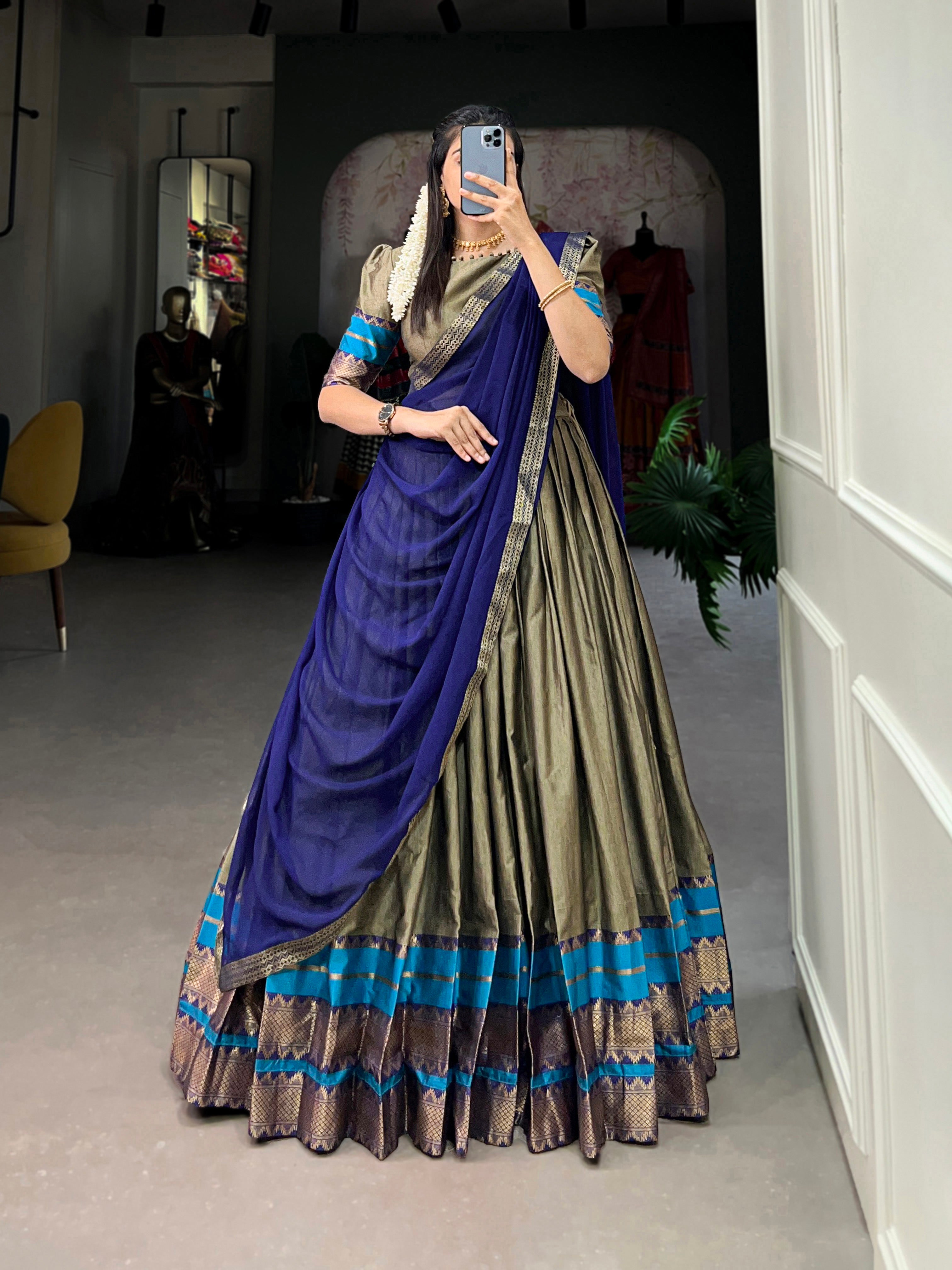 It's all in the details: the graceful drape, the grand border, and those classic sleeves