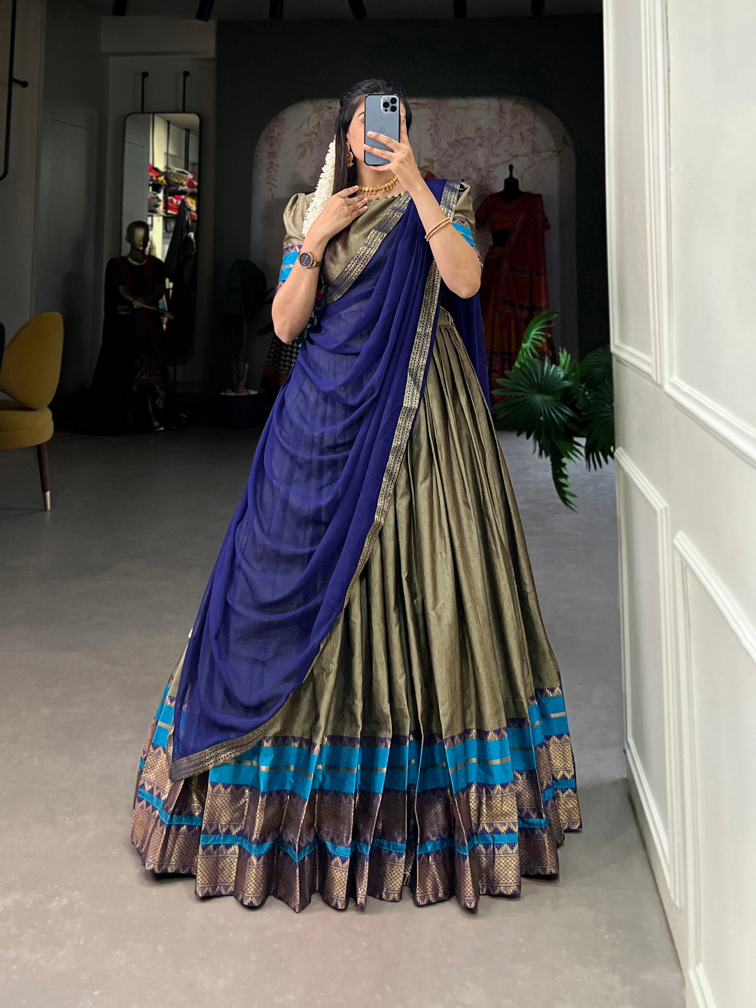 It's all in the details: the graceful drape, the grand border, and those classic sleeves