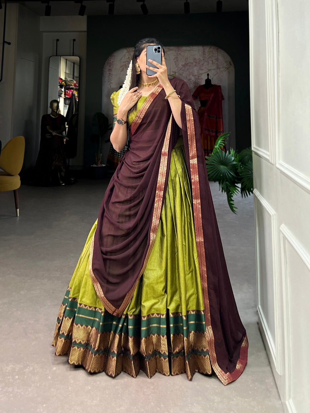 It's all in the details: the graceful drape, the grand border, and those classic sleeves