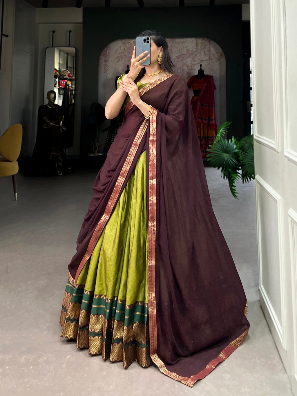 It's all in the details: the graceful drape, the grand border, and those classic sleeves