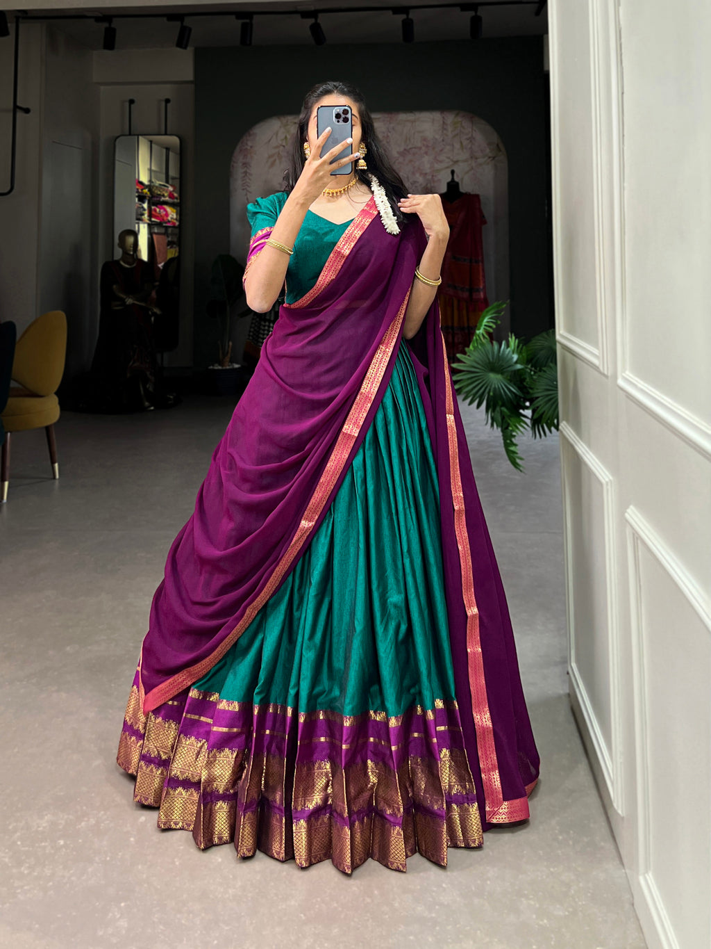 It's all in the details: the graceful drape, the grand border, and those classic sleeves